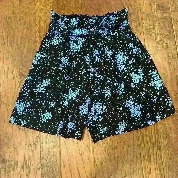Who What Wear NWOT Navy Floral Paper bag High waisted Shorts Size 8 - Picture 5 of 8